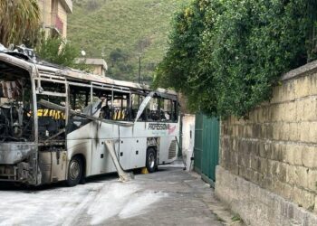 Pozzuoli, lancia un bus contro l’ingresso del Comune e poi gli dà fuoco: rintracciato e fermato il responsabile
