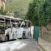 Pozzuoli, lancia un bus contro l’ingresso del Comune e poi gli dà fuoco: rintracciato e fermato il responsabile