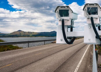 In viaggio con le app da usare per individuare gli autovelox lungo il percorso