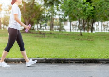 Camminare per vivere di più: 4mila passi al giorno riducono il rischio di morte per qualsiasi causa. Lo studio