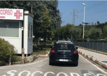 Pozzuoli, uomo ferito alla gamba da colpo d’arma da fuoco: indagano i carabinieri