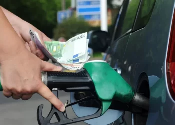 Caro carburanti in Italia, da maggio a oggi, un pieno costa quasi 10 euro in più