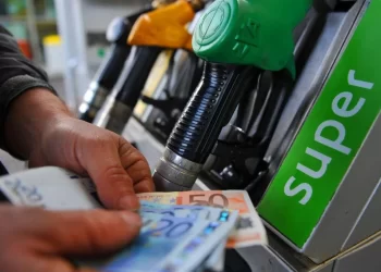 Caro carburanti in Italia, da maggio a oggi, un pieno costa quasi 10 euro in più