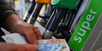 Caro carburanti in Italia, da maggio a oggi, un pieno costa quasi 10 euro in più