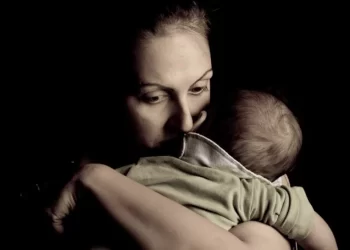 Depressione post-partum, farmaco ad azione rapida approvato negli USA: presto anche in Italia