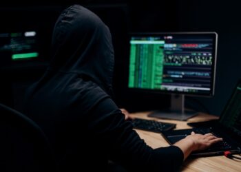 Bacoli, hacker colpiscono la pagina Facebook del Comune: Immagini e video hot