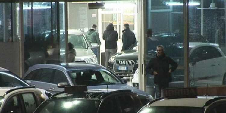 L'autosalone del tentato omicidio a Bardellino