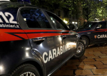 Maddaloni, litiga con la compagna e minaccia di uccidersi: carabinieri gli ‘sparano’ col Taser e lo salvano