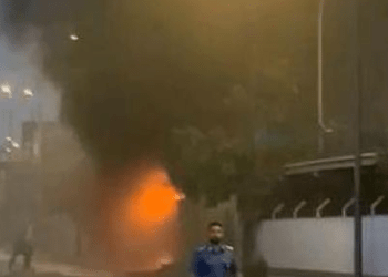 Vasto incendio nel quartiere Barra: una grossa nuvola di fumo nero ha investito la periferia est di Napoli