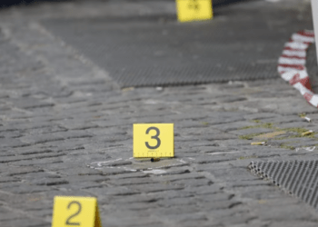 Spari in strada a Ponticelli, colpita un’auto in sosta: rinvenuti dai carabinieri 21 bossoli di vario calibro