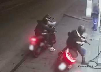 Napoli, via Reggia di Portici, marzo scorso, tenta furto di uno scooter, poi spara 2 colpi: 17enne in manette