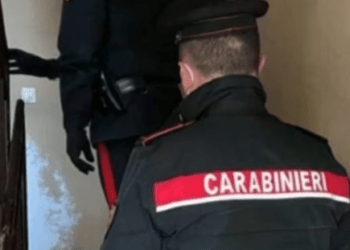 Monte di Procida, vuole i soldi per la droga e aggredisce i genitori con un bastone: arrestato 33enne