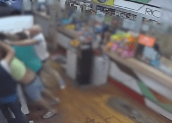 Armato di pistola, tenta una rapina in un bar: picchiato e disarmato da clienti e dipendenti