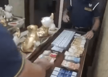 Afragola, setacciato il rione Salicelle: rinvenuti armi, droga e oltre 100 mila euro tra orologi e preziosi (Video)