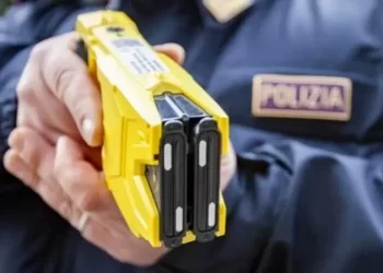 Capua, nei pressi dello svincolo autostradale, automobilista ferma il traffico e semina il panico: arrestato