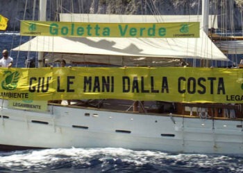 Mare in Campania, report di Legambiente: ben 23 reati ogni chilometro di costa