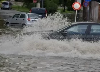 Maltempo in Campania, Napoli e Casertano sotto grandine e nubifragi: stazioni metro chiuse