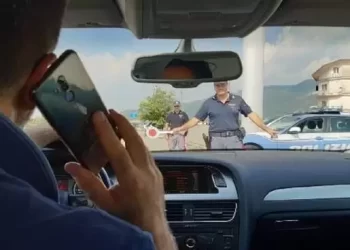Nuovo codice della strada. Ok del governo: patente sospesa e multa fino a 2.600 per chi usa cellulare alla guida
