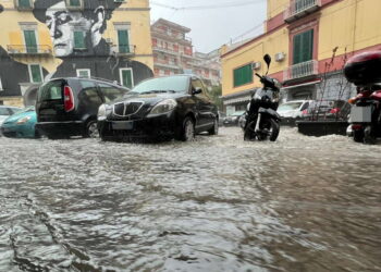 Bomba d’acqua sulla città di Napoli: diversi interventi per allagamenti, chiusi tutti i parchi