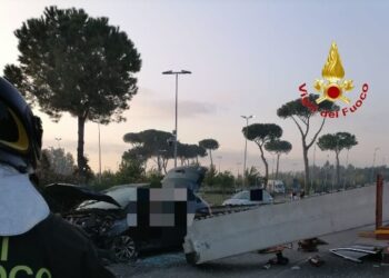 Marcianise, automobilista colpito da trave di cemento caduta da un camion che lo precedeva: ferito
