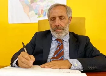 Lusciano, un incendio forse doloso in un terreno del sindaco Mariniello: distrutta una trivella