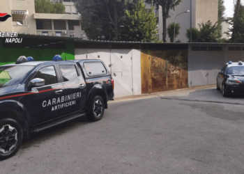 Scampia, scoperta fabbrica illegale di fuochi d’artificio tra i palazzi e vicino a una scuola: due arresti (Video)