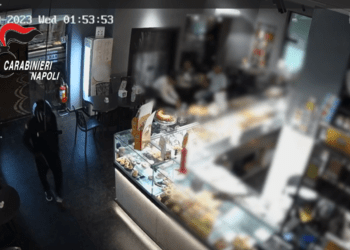 Castellammare di Stabia, in due, armati di pistola rapinano un bar in viale Europa: arrestato un 16enne (Video)
