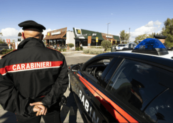 Rissa e spari al McDonald’s di Sant’Anastasia, in manette padre e figlio: la lite per una fila non rispettata
