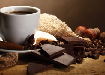 Alimentazione per un cuore sano: benefici inaspettati dal cioccolato amaro, nocciole e caffè
