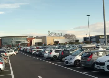 Violenta lite nel parcheggio del Centro Commerciale “Campania”: 45enne aggredito con mazza da baseball