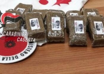 Nel casertano, nascondeva in auto un chilo di hashish: 21enne arrestato dai carabinieri