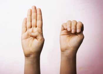 Il gesto fatto con le mani per riconoscere e salvare le vittime della violenza domestica (Video)