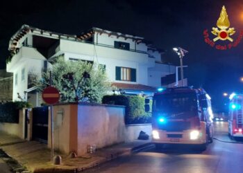 Un vasto incendio a Succivo si è sviluppato nel sottotetto di un palazzo a tre piani