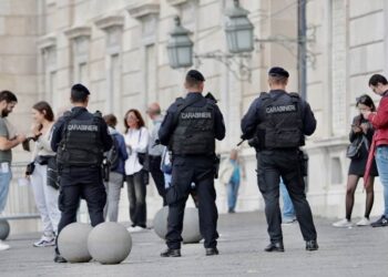 Caserta, reparti speciali dei carabinieri in servizio preventivo alla Reggia durante la festività di Ognissanti