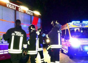 Capua rocambolesco incidente, tir esce di strada e si schianta contro un’abitazione: ferito il conducente