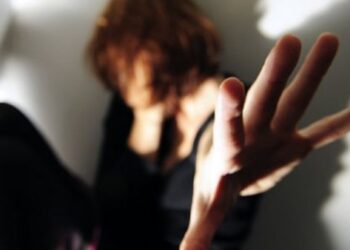 Tragedia nel casertano, strangola la mamma e chiama il 113: “Venite, ho ucciso mia madre”