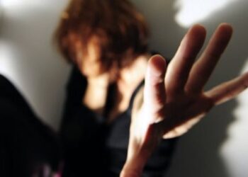 Tragedia nel casertano, strangola la mamma e chiama il 113: “Venite, ho ucciso mia madre”