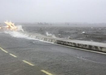 Maltempo, esonda Lago Patria: strade e campagne invase da fiumi d’acqua e fango