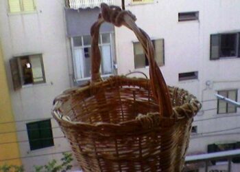 Cala la droga con un paniere: pusher arrestato nella zona della Sanità a Napoli