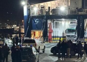 Napoli, paura per un allarme bomba su un traghetto diretto a Cagliari: evacuati i passeggeri