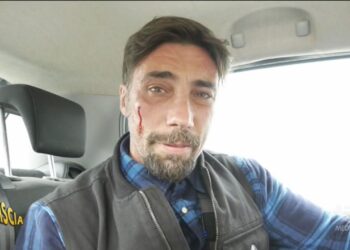 Ponticelli, violenta aggressione a Brumotti, l’inviato di Striscia la Notizia: era lì per un’inchiesta sullo spaccio