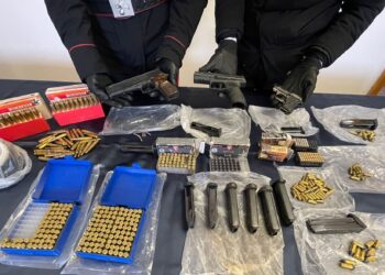 A San Giorgio a Cremano, carabinieri scoprono arsenale sul tetto di un condominio