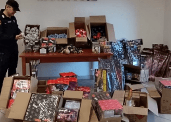 Sant’Arpino, nascondevano 60 kg di fuochi d’artificio nel cantinato: arrestati due fratelli