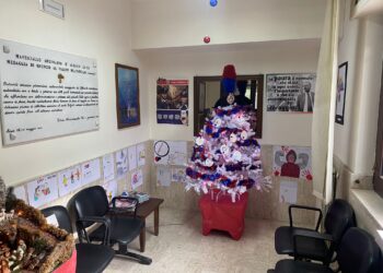 Parete, alunni del “Basile Don Milani” decorano l’albero di Natale dei carabinieri: insieme per dire no al bullismo