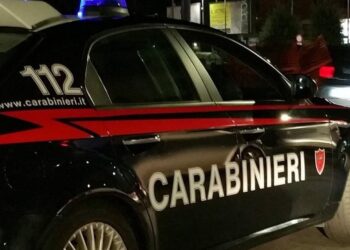 Giugliano, anziano accidentalmente urtato da due minori, estrae un coltello e li minaccia: denunciato