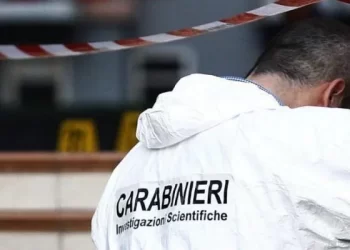 Orrore a Mondragone, trovato cadavere in un baule nella camera da letto di un appartamento