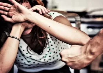 Teverola, un’altra donna «massacrata» di botte: arrestato il compagno 35enne