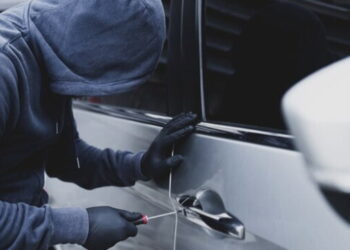 Portici, sorpresi mentre tentano di forzare auto in sosta: bloccati e denunciati dai carabinieri