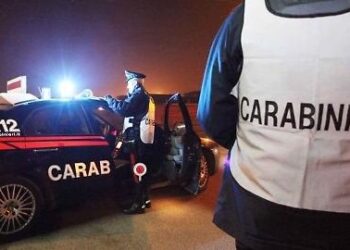 Aversa, al volante di un’auto forza un posto di blocco, 19enne viene raggiunto e denunciato