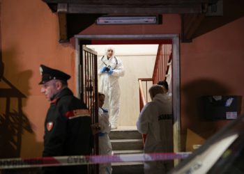 Efferato omicidio a Fuorigrotta, ha confessato il nipote: uccise l’anziano zio con 90 coltellate dopo un caffè